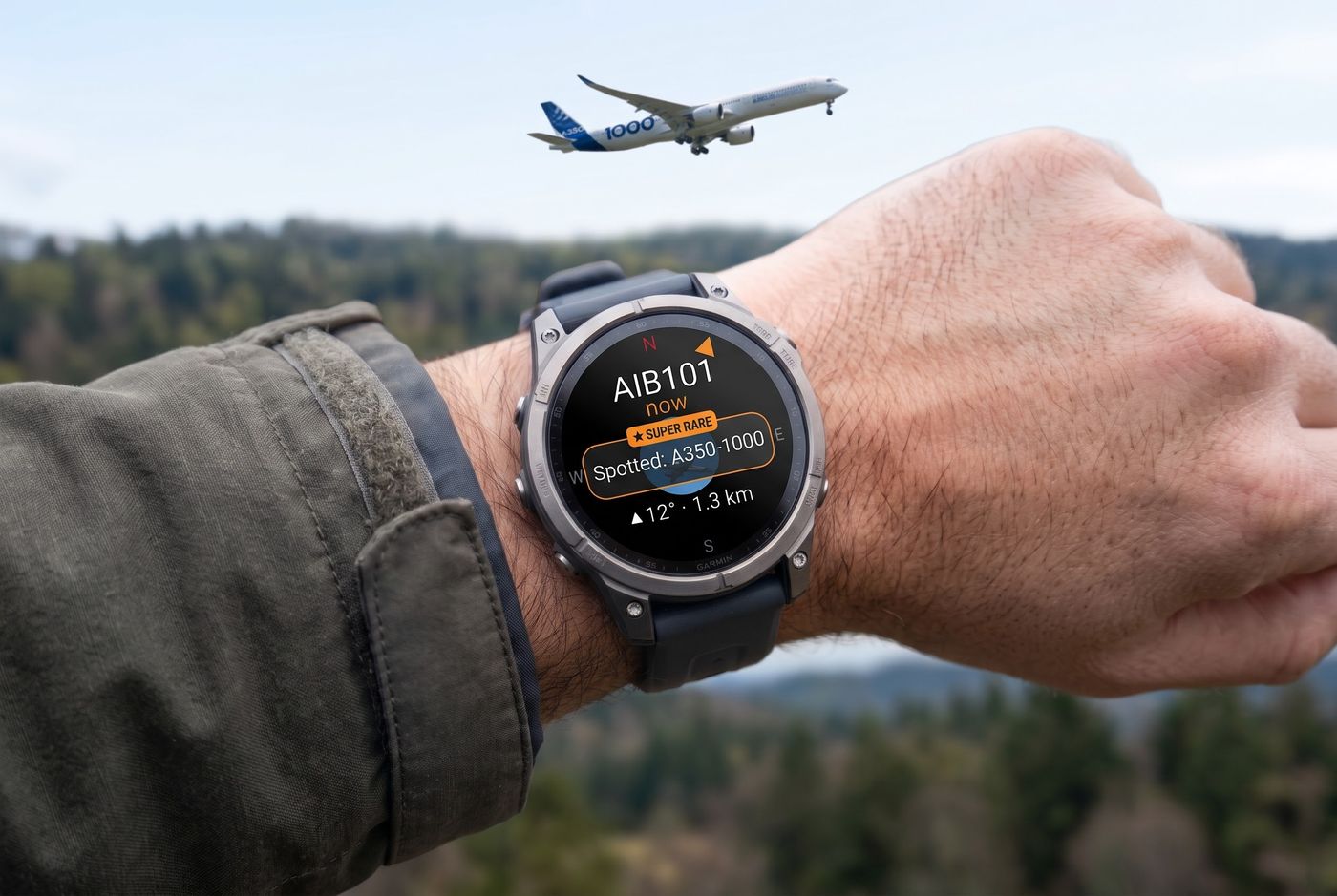 Handgelenk mit Garmin-Uhr und Tailradar: Kompass zum Flugzeug, Stempel Spotted A350-1000 mit dem Tag Super Rare, darüber ein startendes Flugzeug